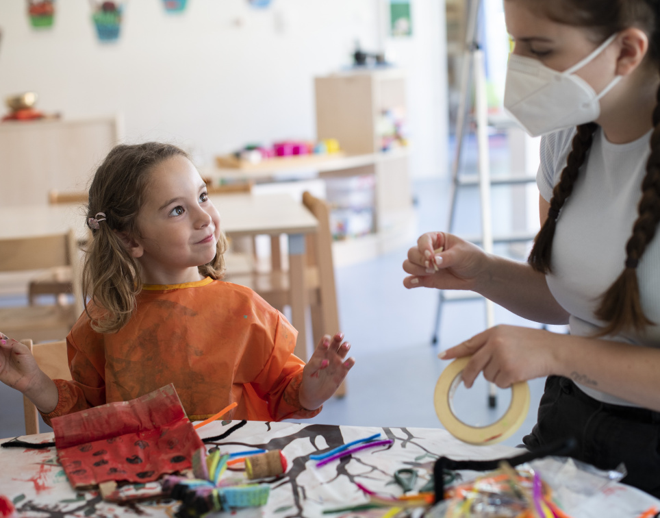 Kind bastelt im Kindergarten