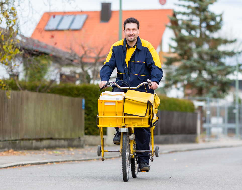 Postbote auf Fahrrad