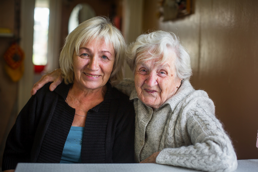 Zwei ältere Damen machen gemeinsames Foto