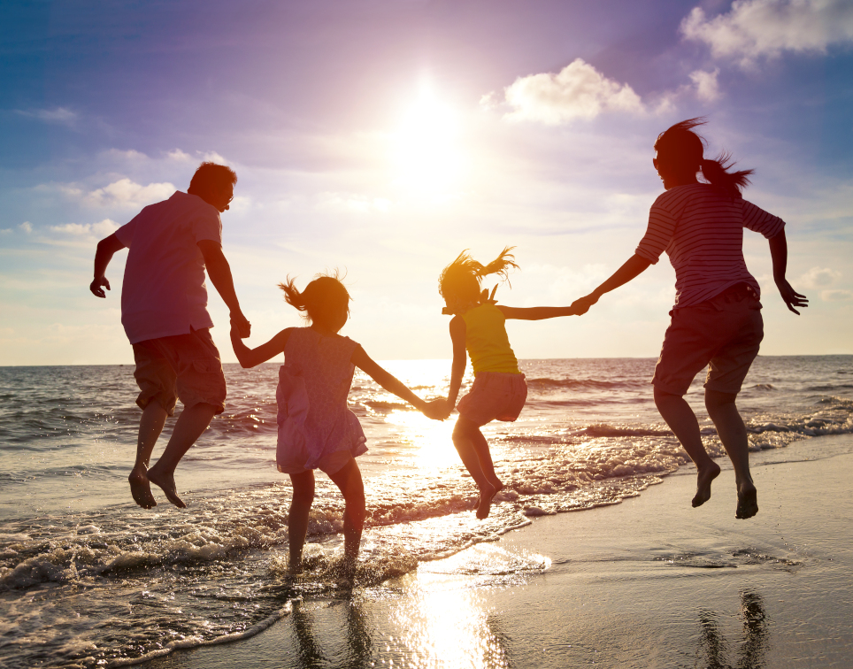 Familie macht Urlaub am Strand