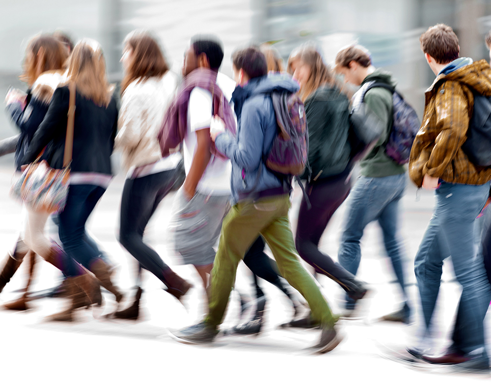 Jugendliche auf dem Weg in die Schule