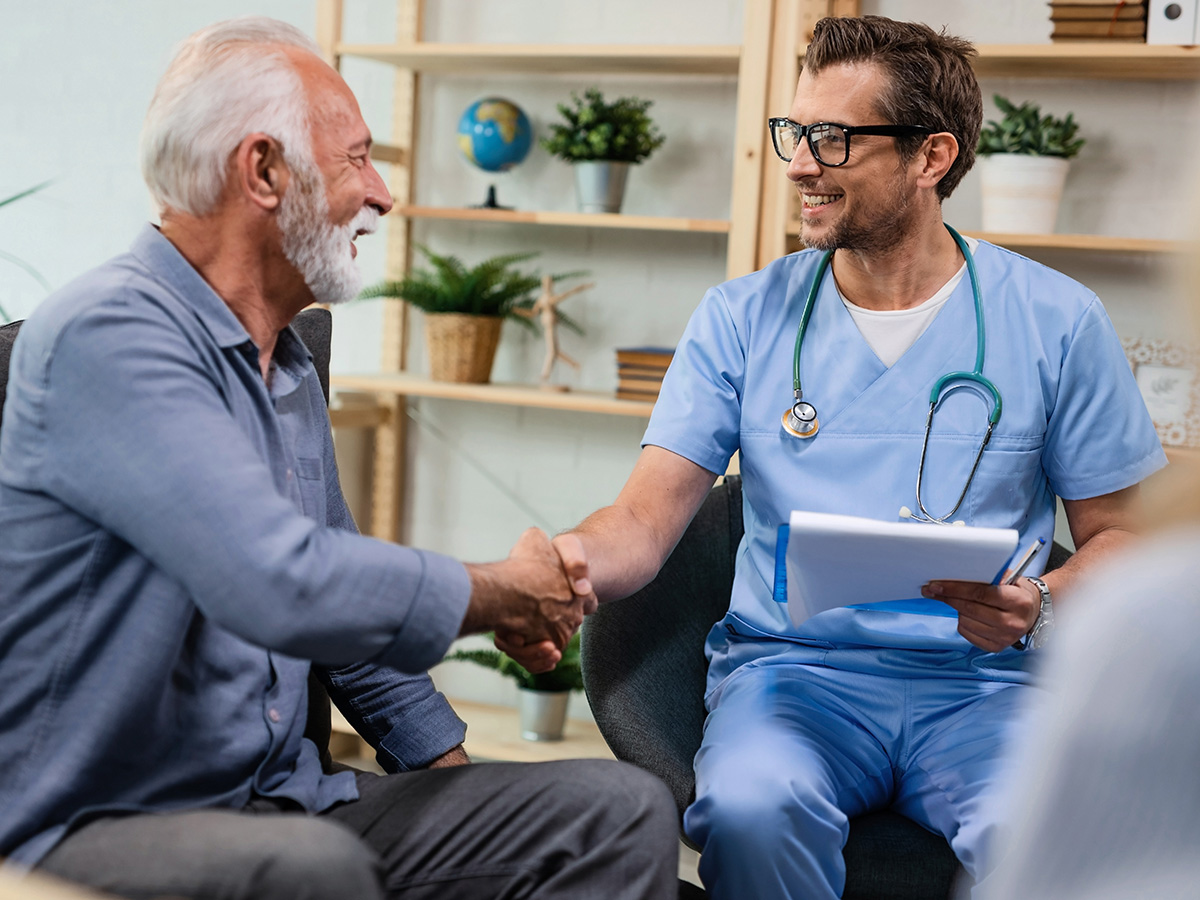 Älterer Mann beim Arzt