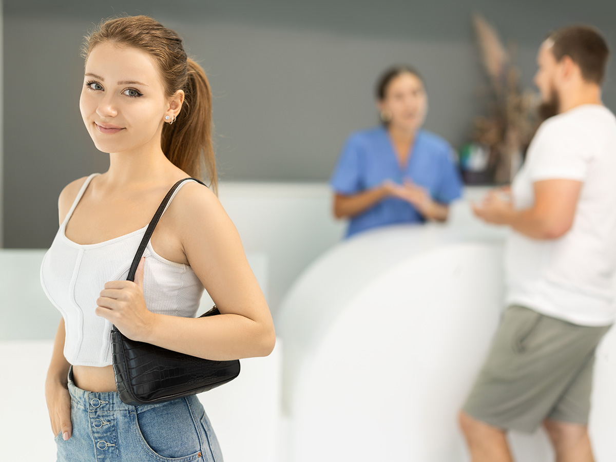 Junge Frau in einer Arztpraxis