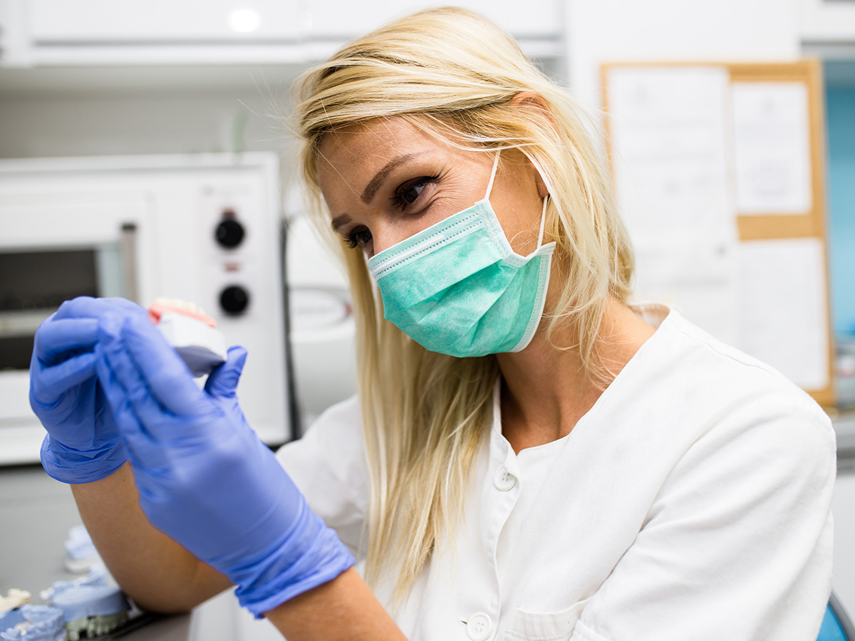 ZFA prüft Zahnersatz