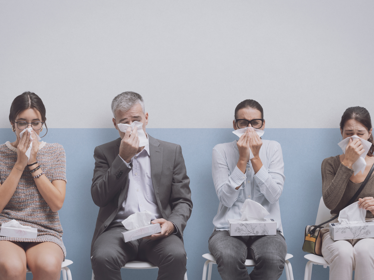 Vier kranke Personen im Wartezimmer für eine AU