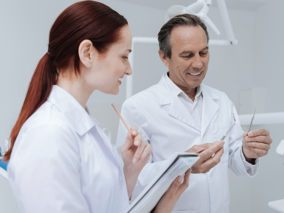Arztassistentin mit ihrem Mentor Arztassistentin mit ihrem Mentor