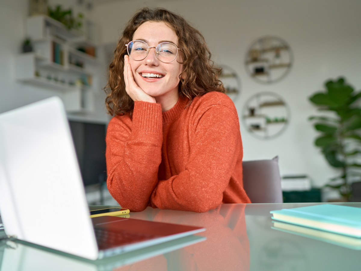Lächelnde Frau am Laptop