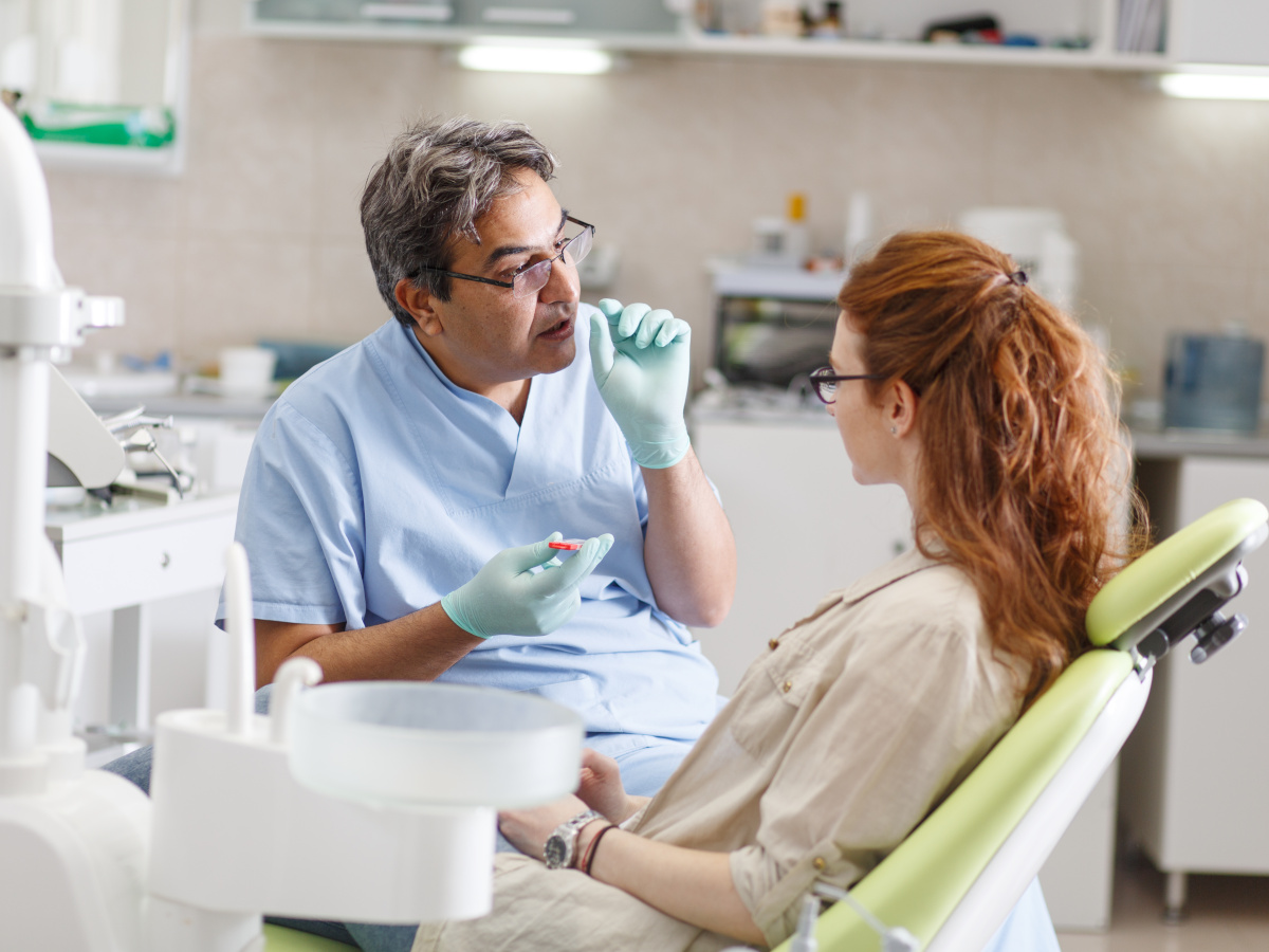 Zahnarzt spricht mir Patientin