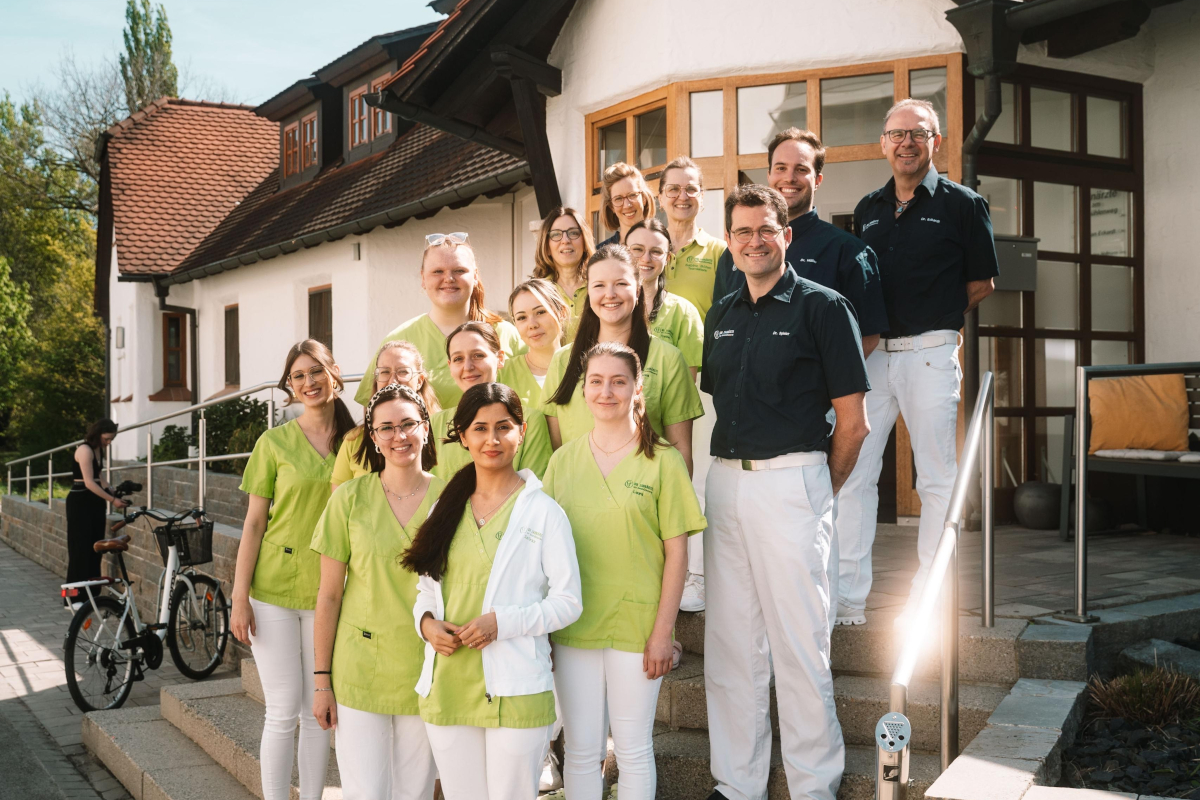 Das Team auf der Treppe zur Praxis