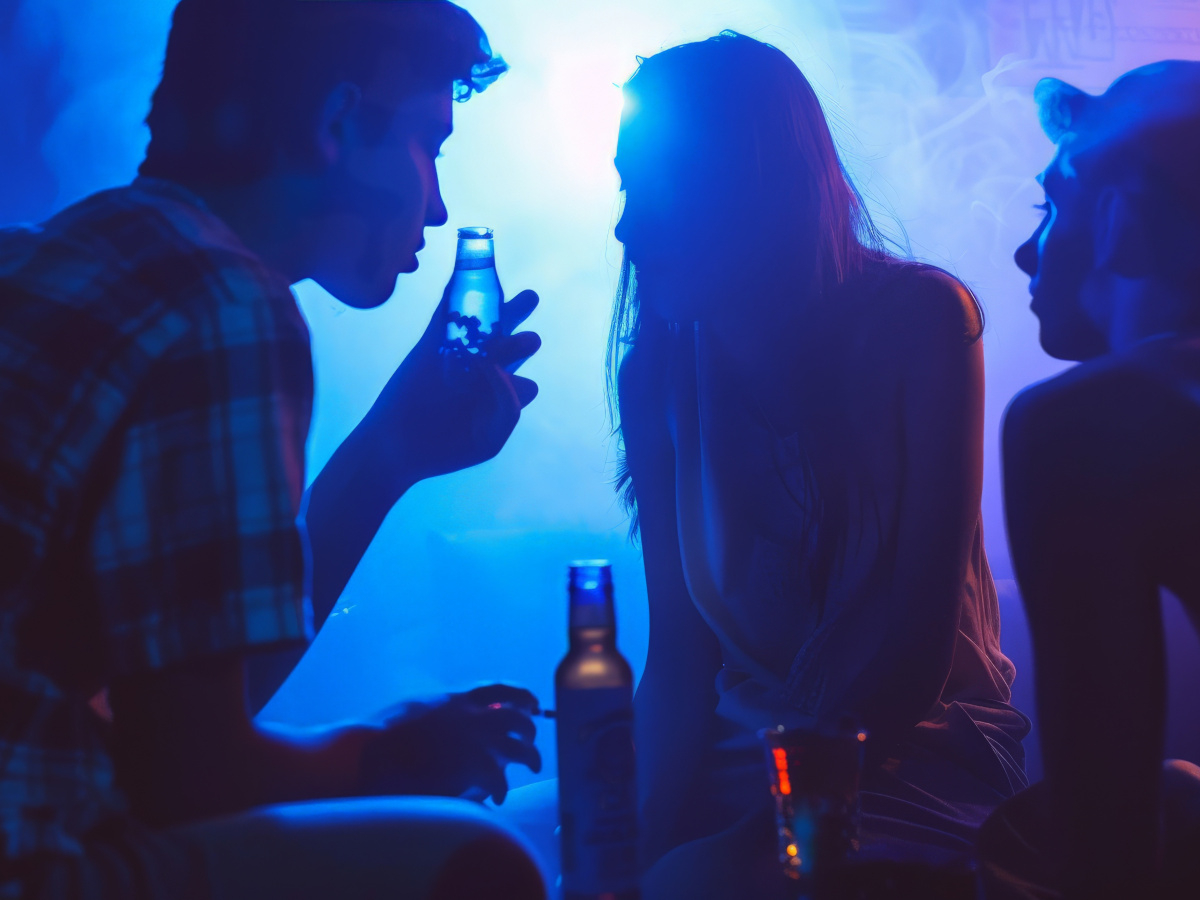 Jugendliche konsumieren zusammen Drogen