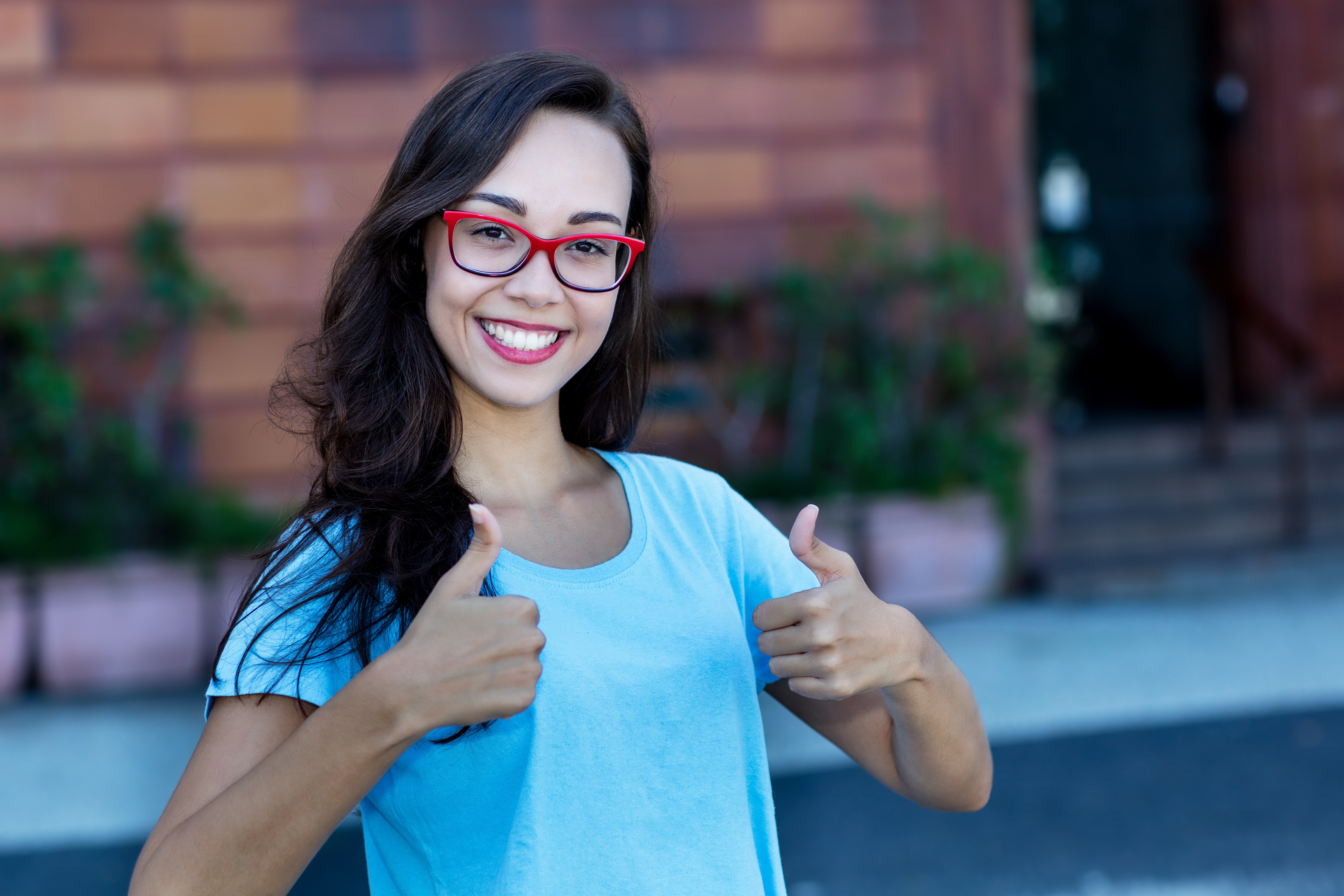 Junge Frau mit Daumen hoch 