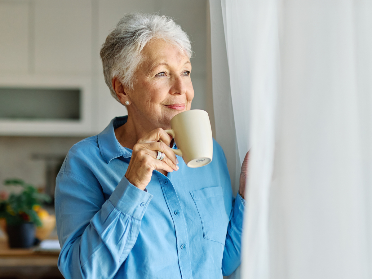 Ältere Frau trinkt Tee