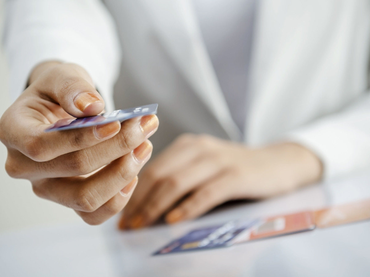 Ärztin gibt Gesundheitskarte zurück