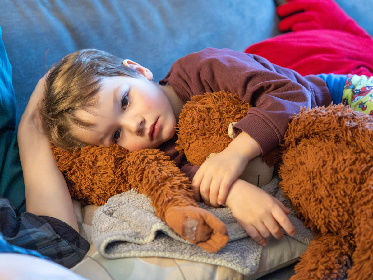 Fieberndes Kind mit Kuscheltier