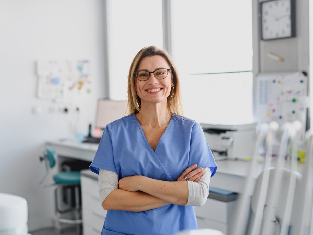 Lächelnde MFA in der Praxis