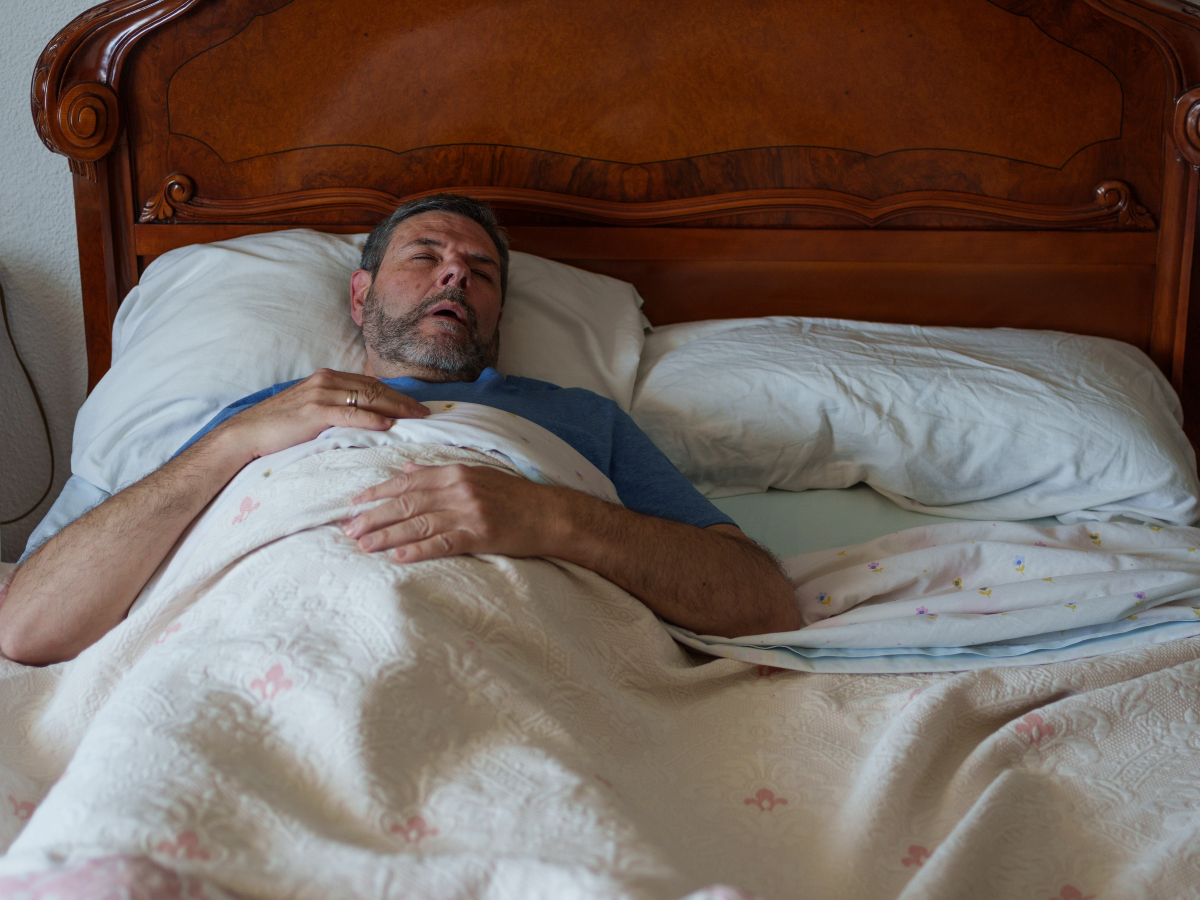 Mann schläft im Bett Mann schläft im Bett