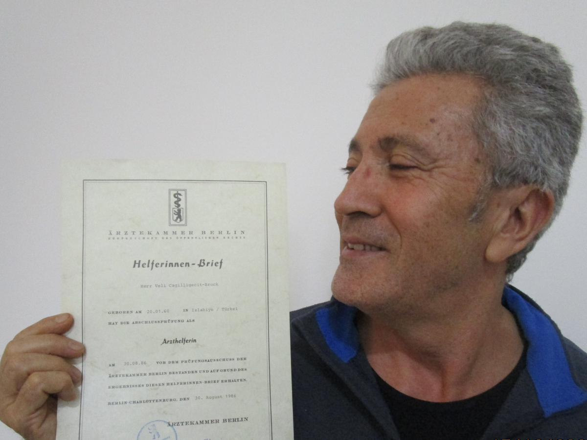 Veli Çagılligeçit mit seinem Arzthelferinnen-Brief von 1986