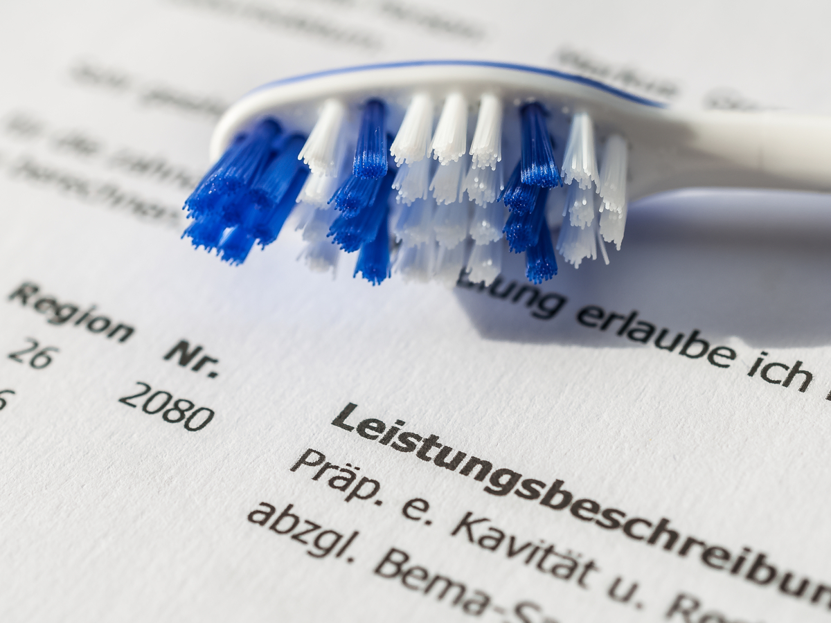 Zahnbürste liegt auf einer Rechnung