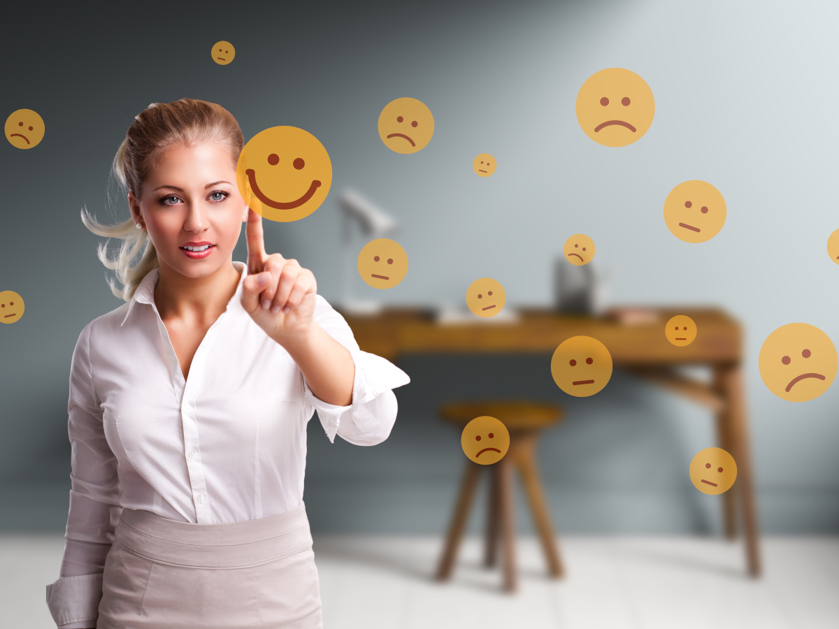 Symbolbild Kundenzufriedenheit: Frau ist umgeben von Smileys
