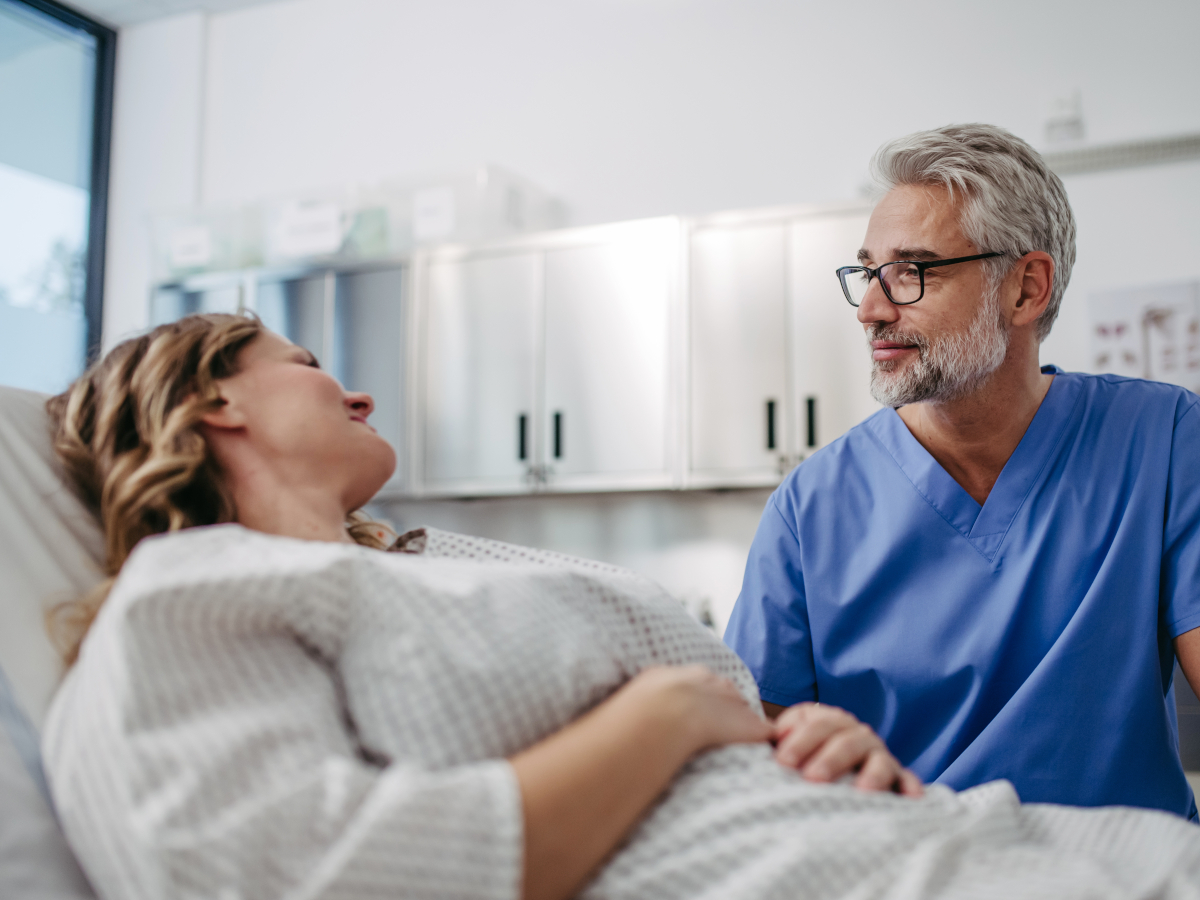 Arzt spricht mit Patientin