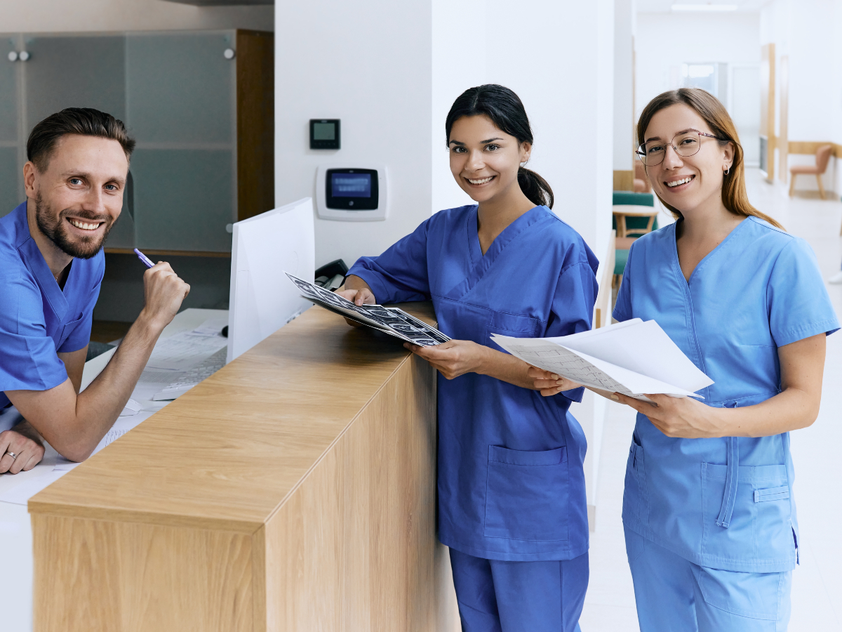 Krankenpfleger am Tresen