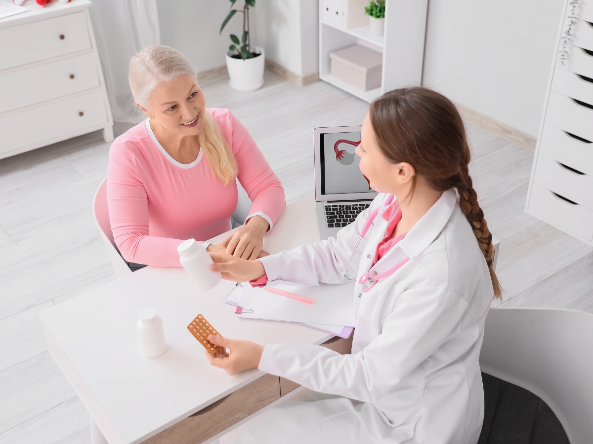 Gynäkologin verschreibt Patientin Tabletten