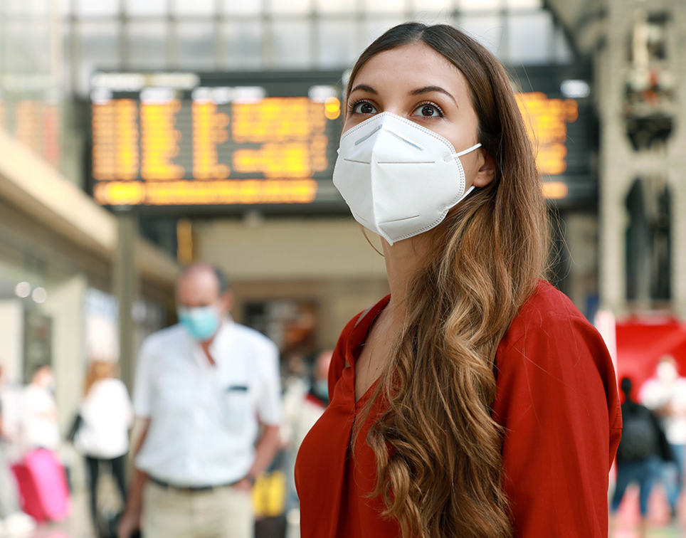 Frau mit Maske am Flughafen