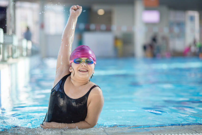 Mädchen im Schwimmkurs