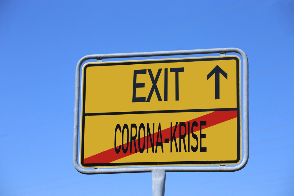 Ortsschild mit Exit aus der Corona-Krise