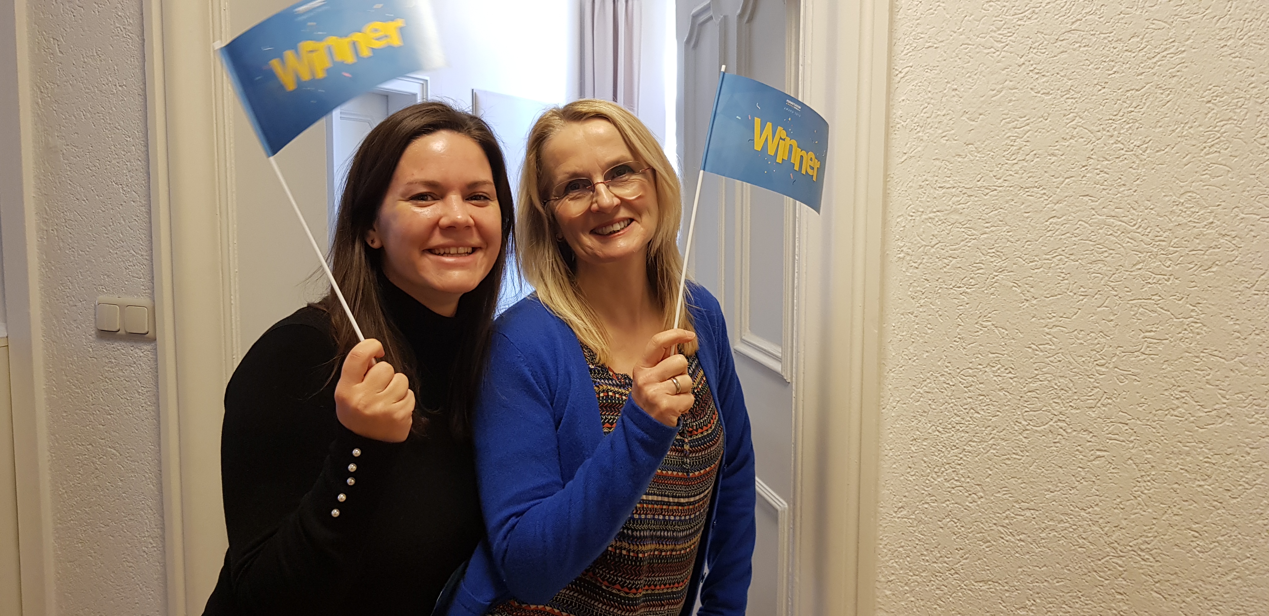 Anja Gessner und Anna Elberskirch mit Winner Fähnchen