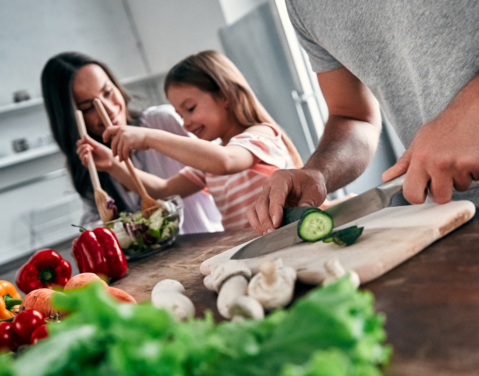 Kind kocht zusammen mit Eltern