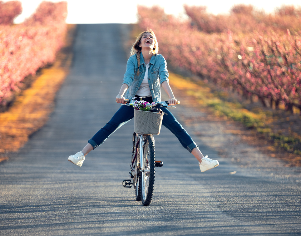 Frau freut sich auf ihrem Fahrrad