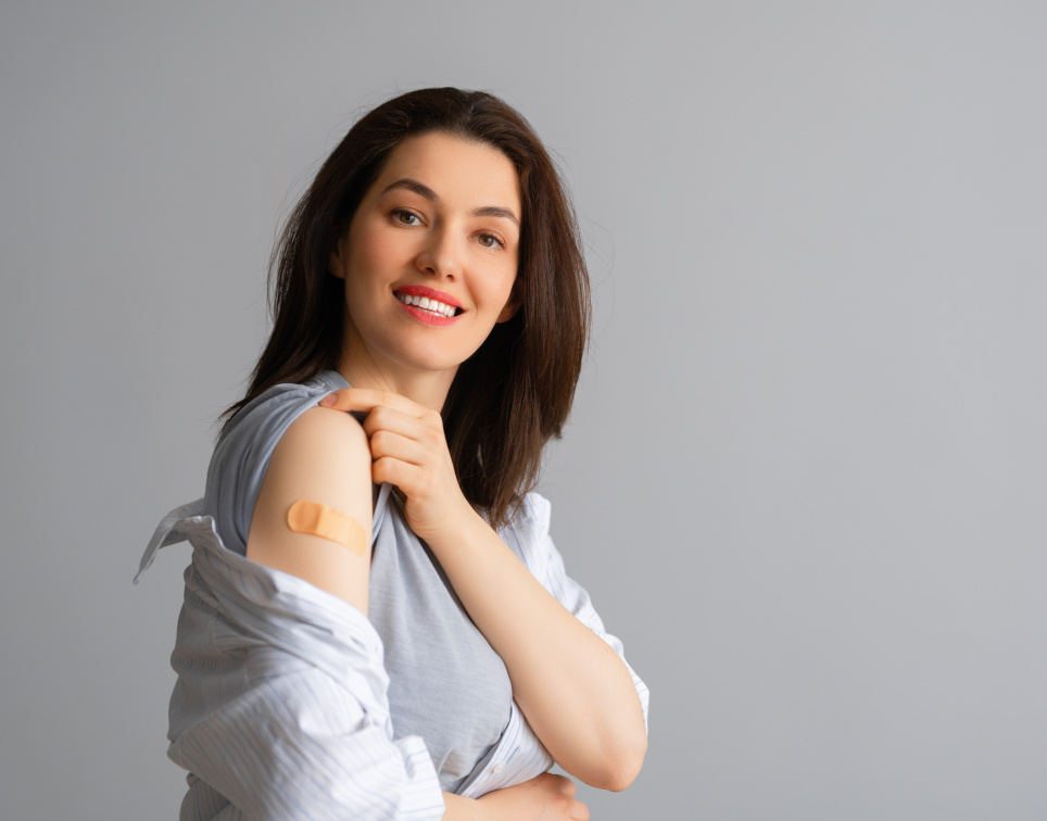Frau mit Impfpflaster