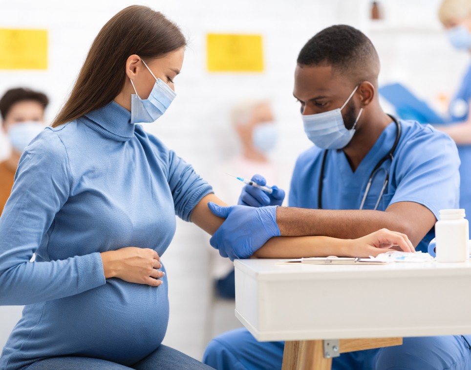 Schwangere Frau wird geimpft