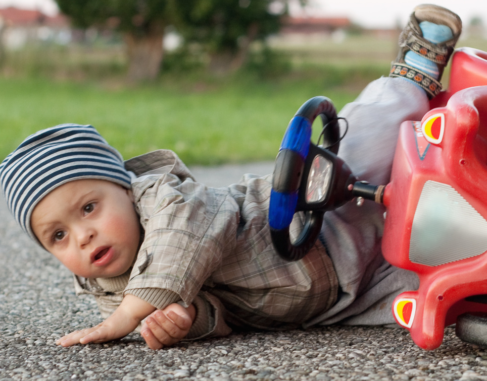 Kind baut Unfall mit einem Bobby-Car