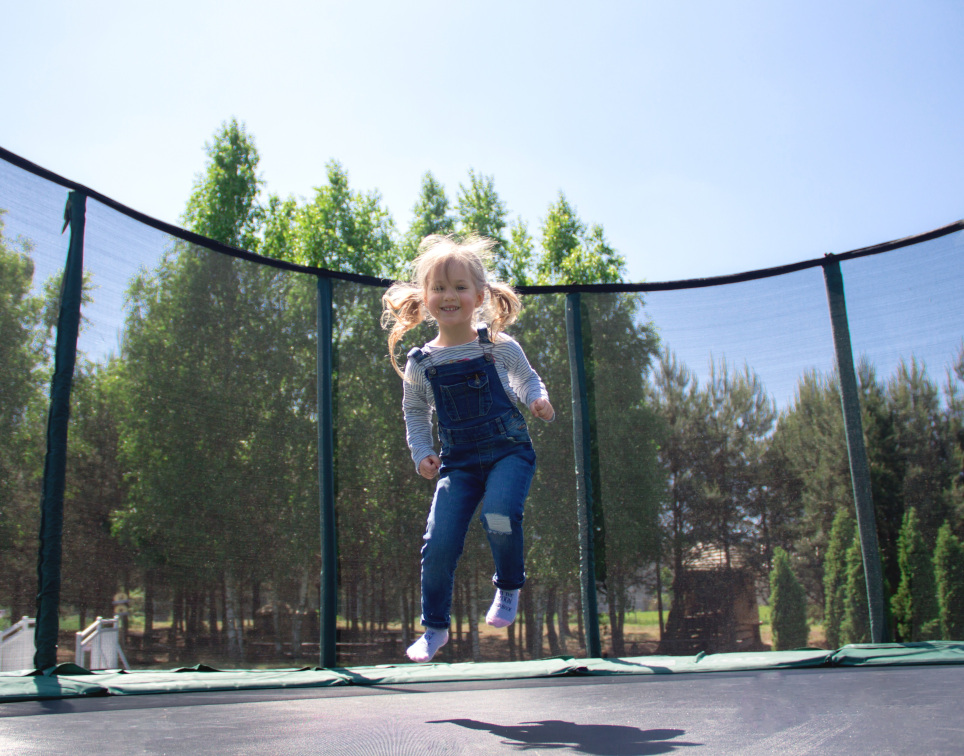 Kind springt im Trampolin