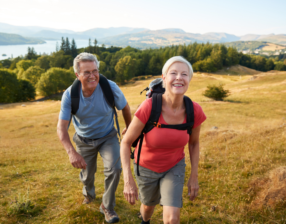 Ehepaar geht zusammen wandern