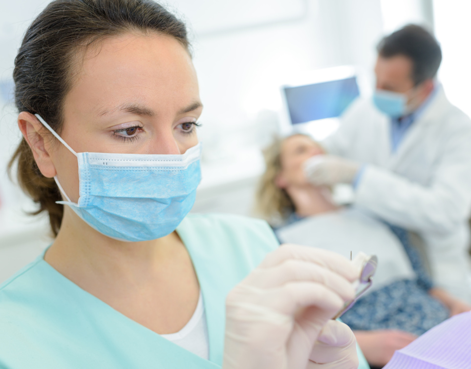 Frau wird behandelt beim Zahnarzt