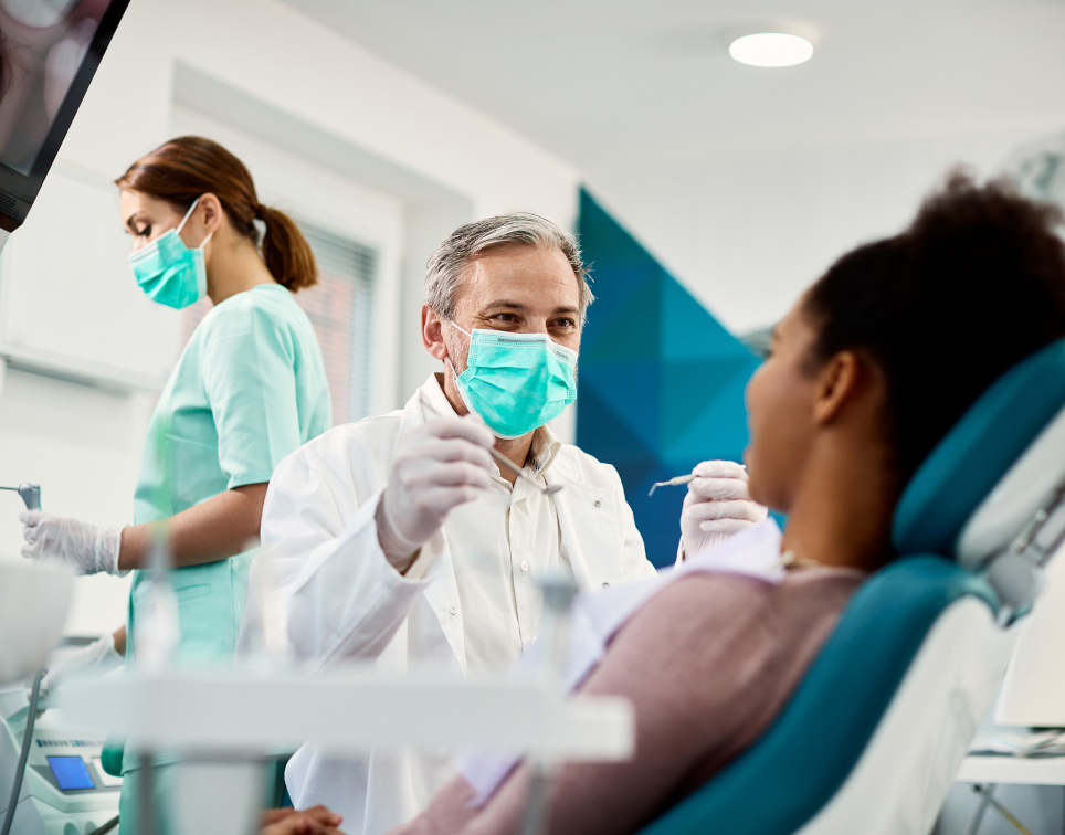 Zahnarzt Behandelt im Behandlungsraum
